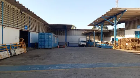 Visão do pátio e galpão